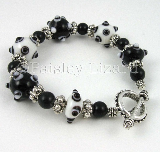 Picture of black and white glass beaded bracelet